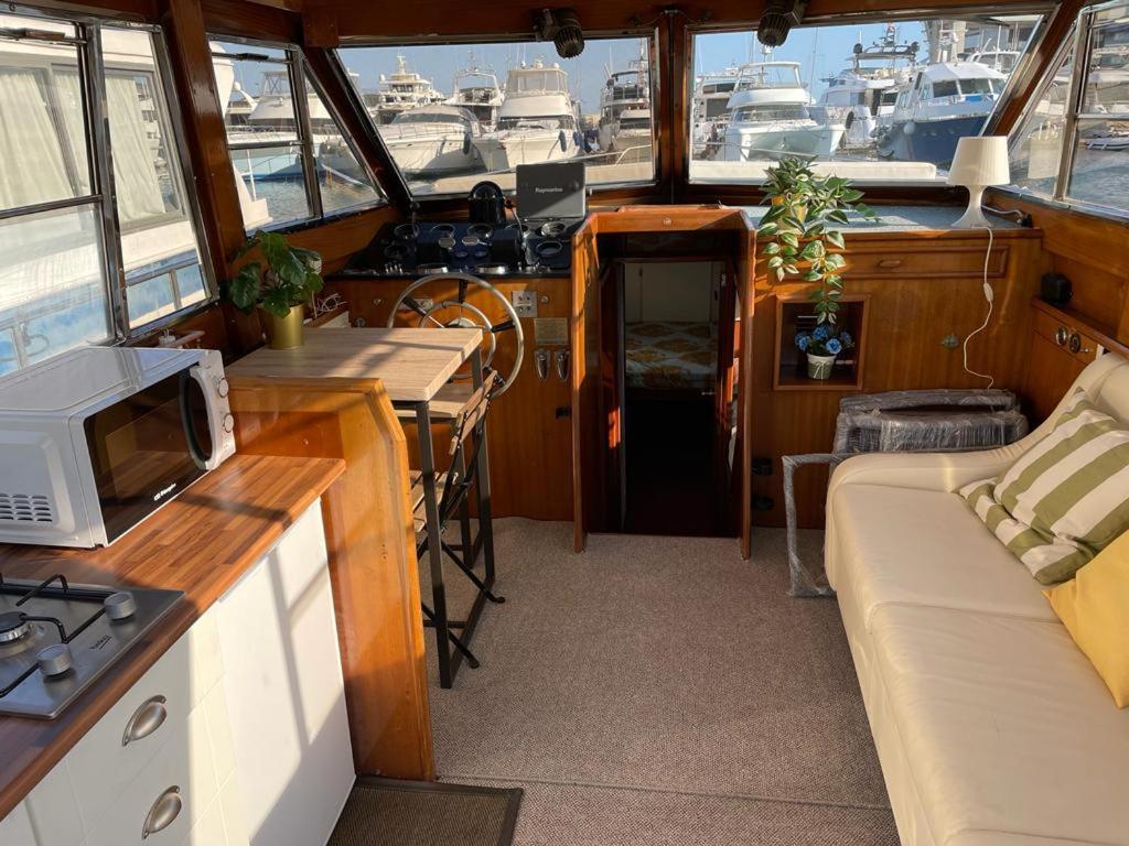 Charming Boat House In Barcelona With Big Terrace And Solarium Hotel Сант Адриа де Бесос Екстериор снимка